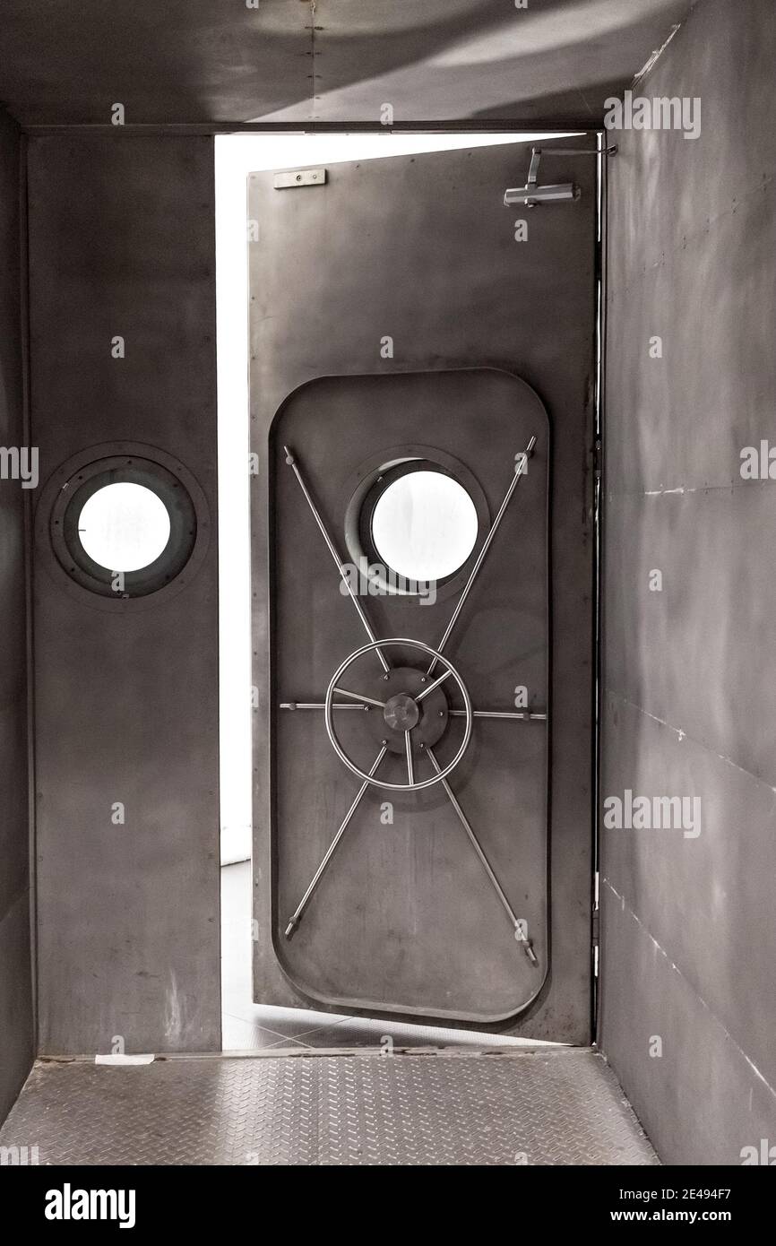 La porta sigillata in acciaio pesante al bunker sotterraneo è leggermente aperta. Foto Stock