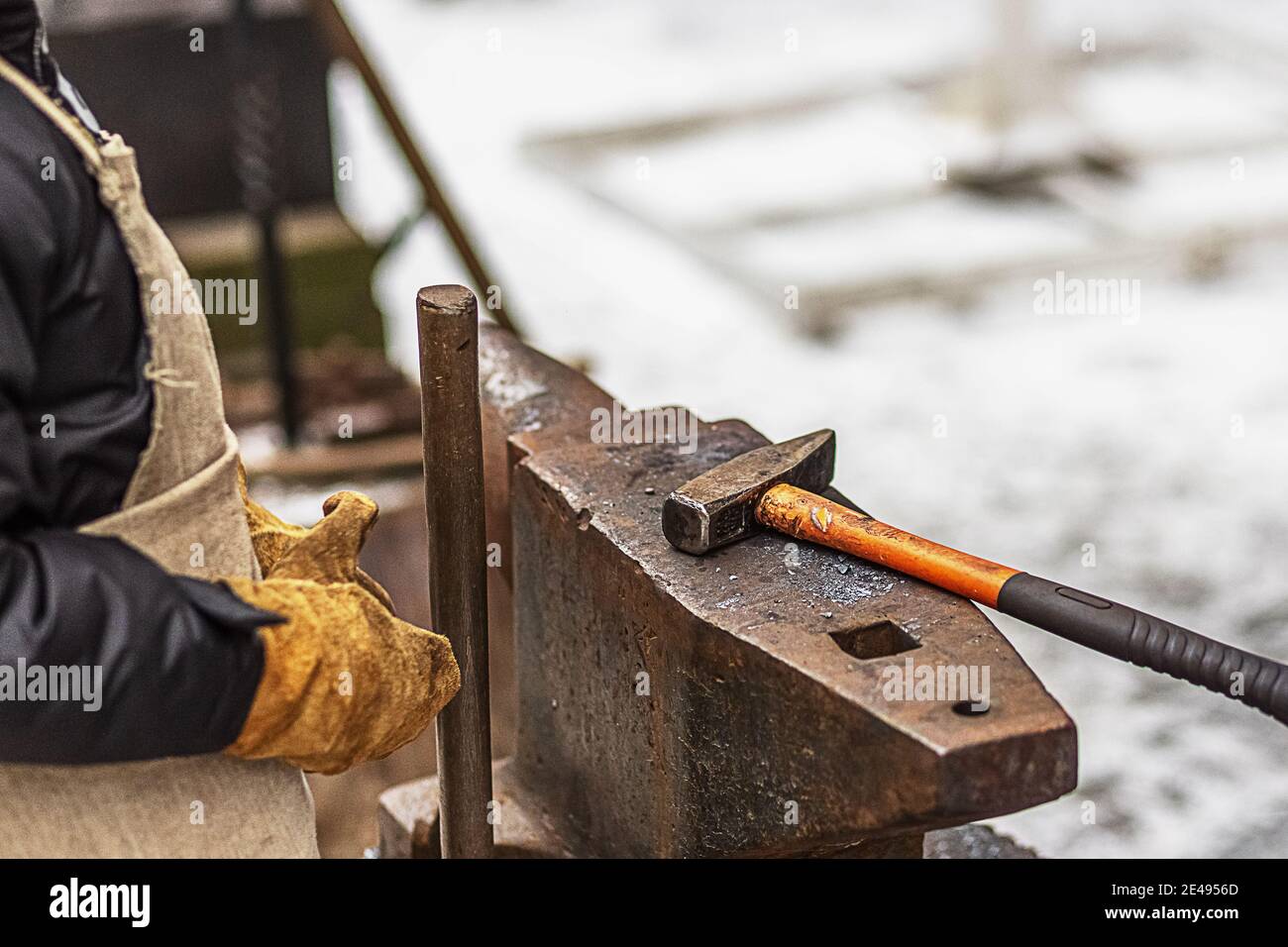 Il ragazzo, figlio del fabbro, si trova all'incudine. Il processo di forgiatura. Foto Stock