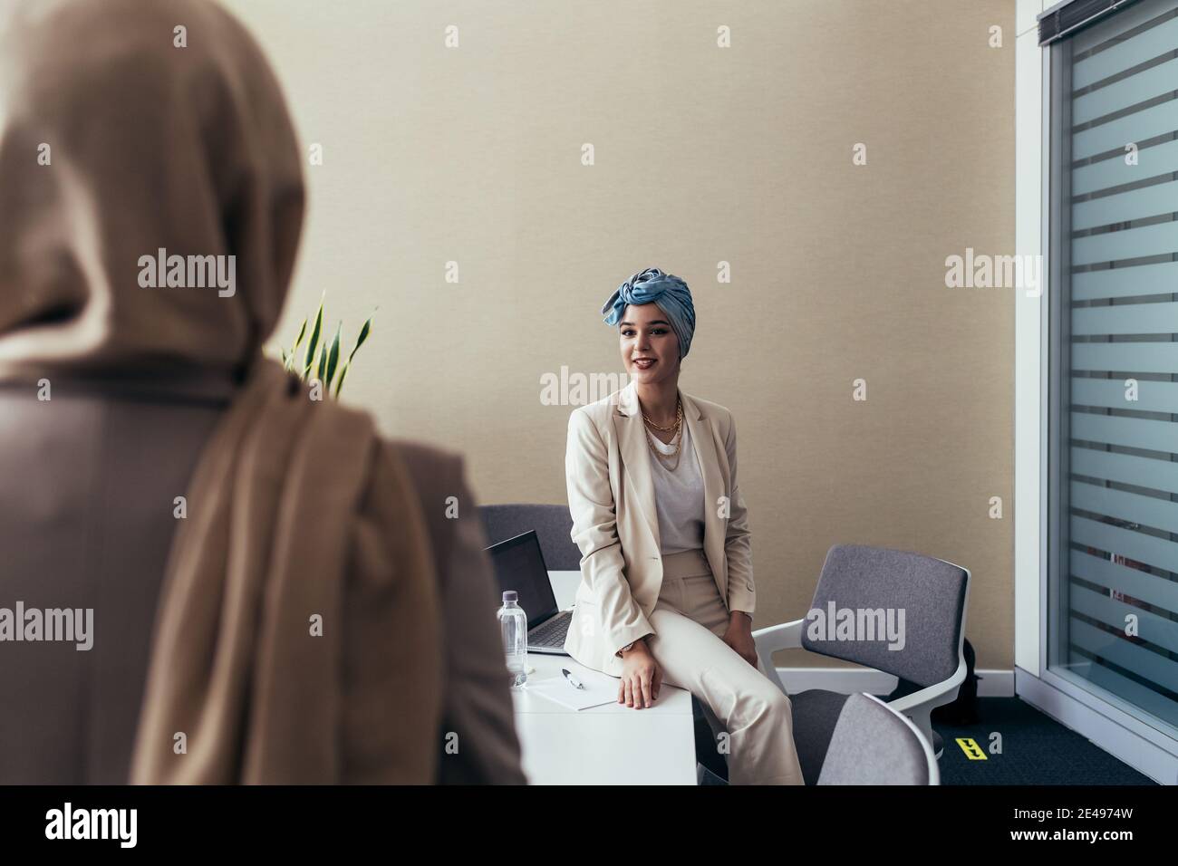 Le colleghe in ufficio Foto Stock