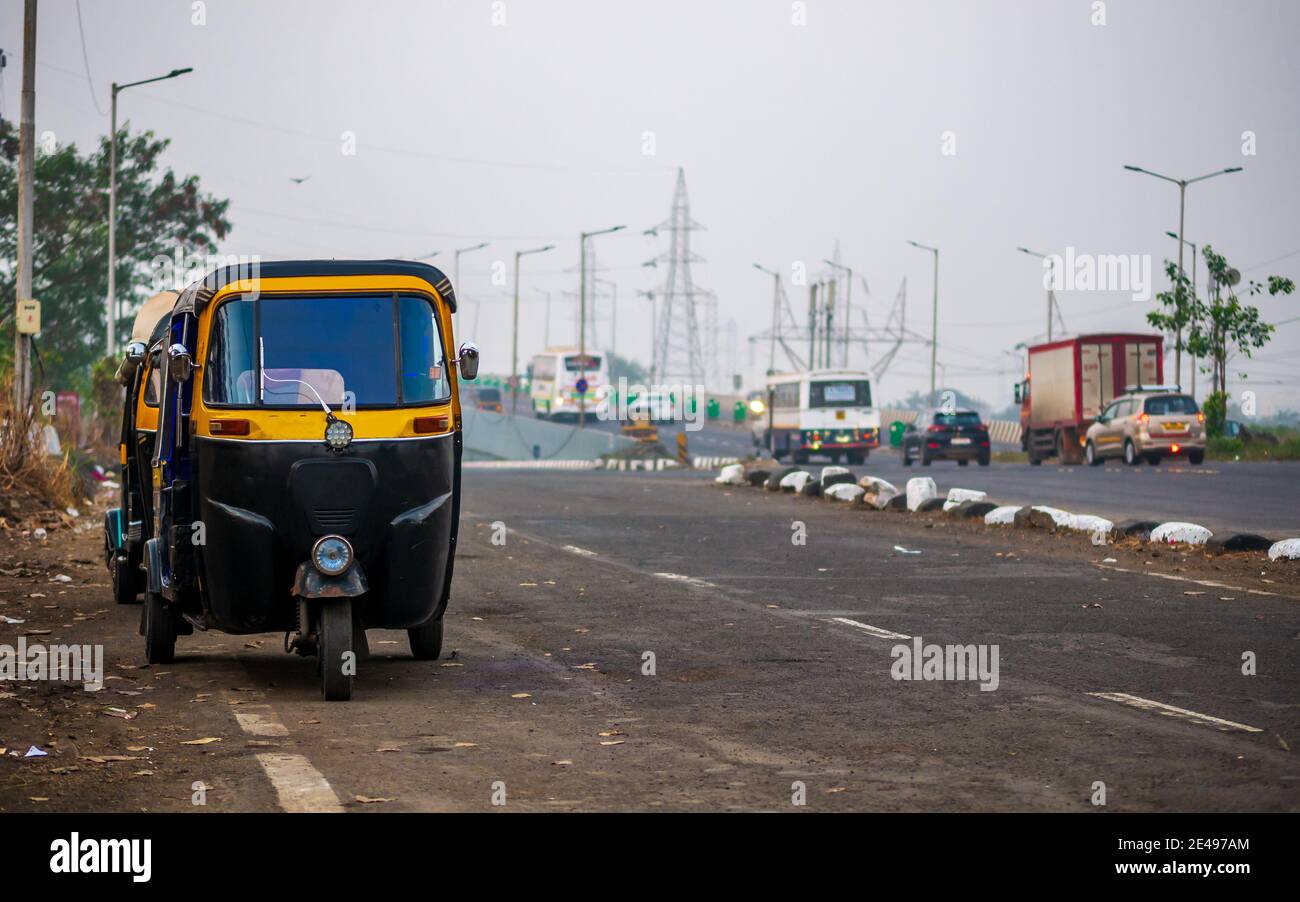 Auto Rickshaws tradizionale giallo nero sulla strada Mumbai. Trasporti pubblici indiani per le strade di Mumbai. Triciclo vintage moto retrò Foto Stock