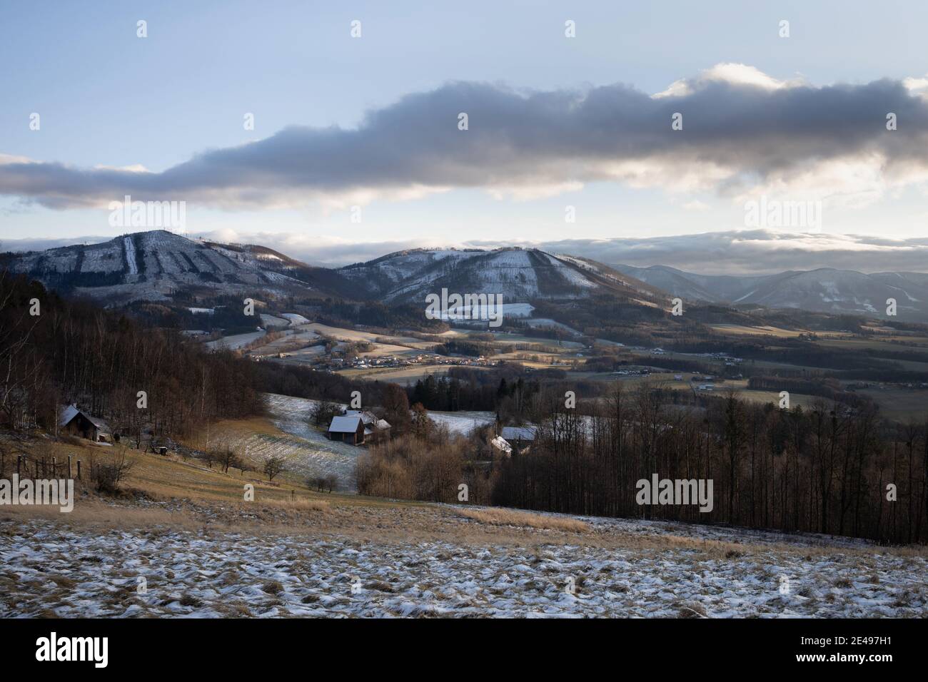 Vista da Kozlovicka hora, Podbeskydi, Repubblica Ceca, Czechia - colline e montagne in inverno e in inverno. Case e cottage nella natura - Foto Stock