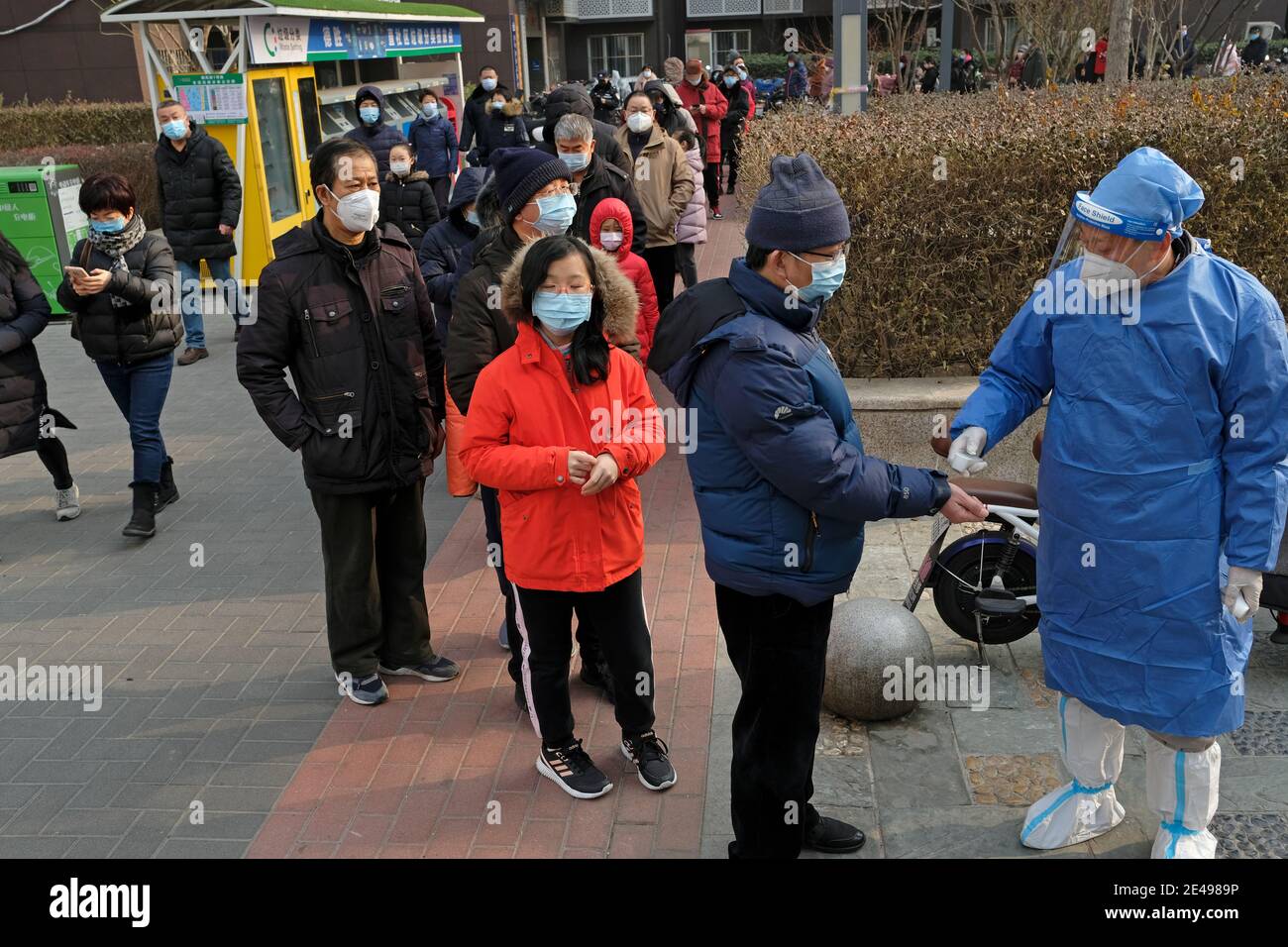 Le persone si allineano per ottenere il loro test di acido nucleico dopo l'epidemia di coronavirus (COVID-19) a Pechino, Cina 22 gennaio 2021. Foto Stock