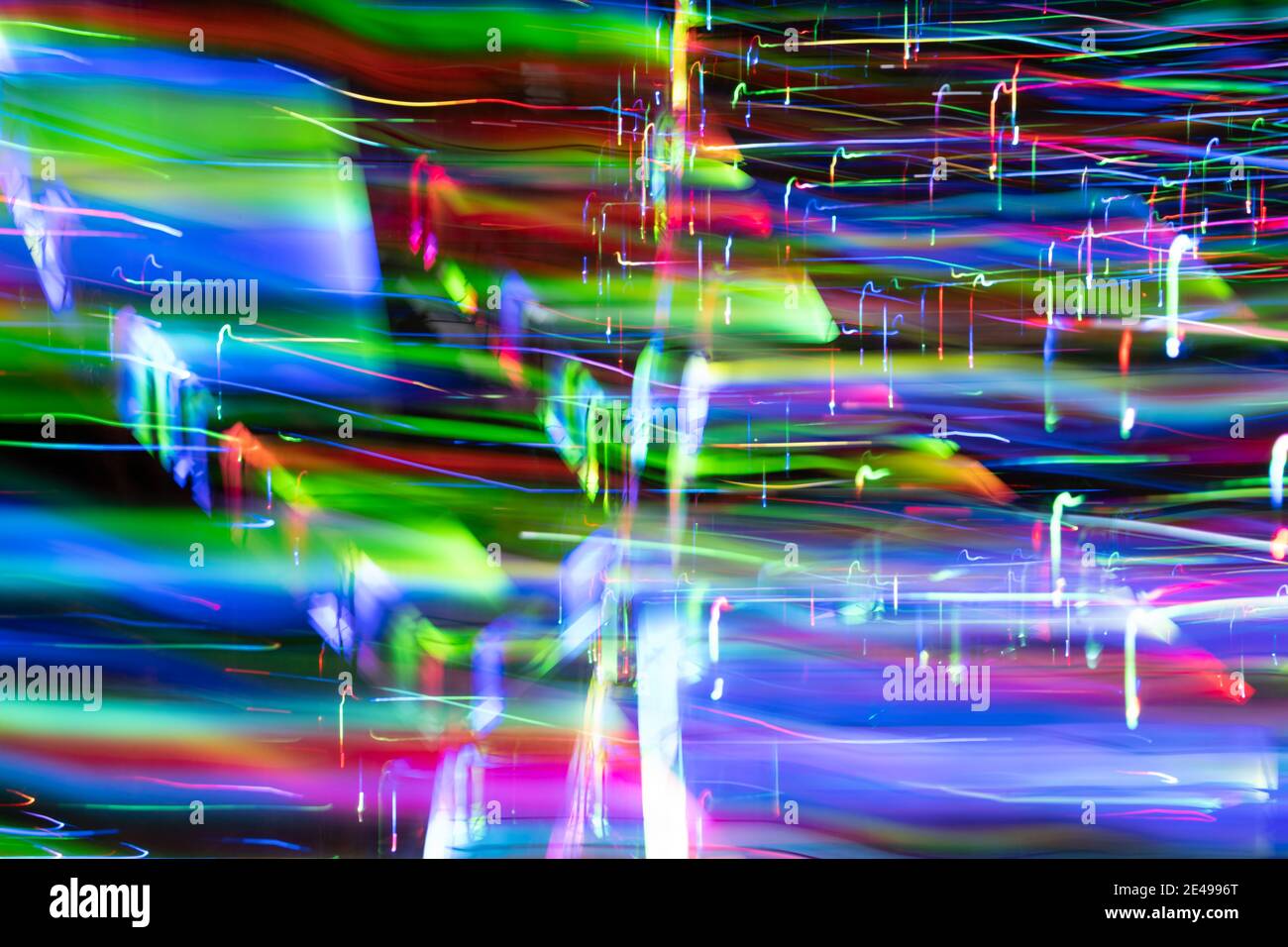 Effetto spettro in strati caotici vividi creati da luci LED fotografate all'aperto di notte. Foto Stock