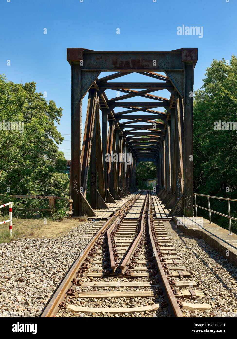 Rotaie, binari ferroviari, ferrovia locale, ponte ferroviario, ponte d'acciaio, ponte, fiume, acqua corrente Foto Stock