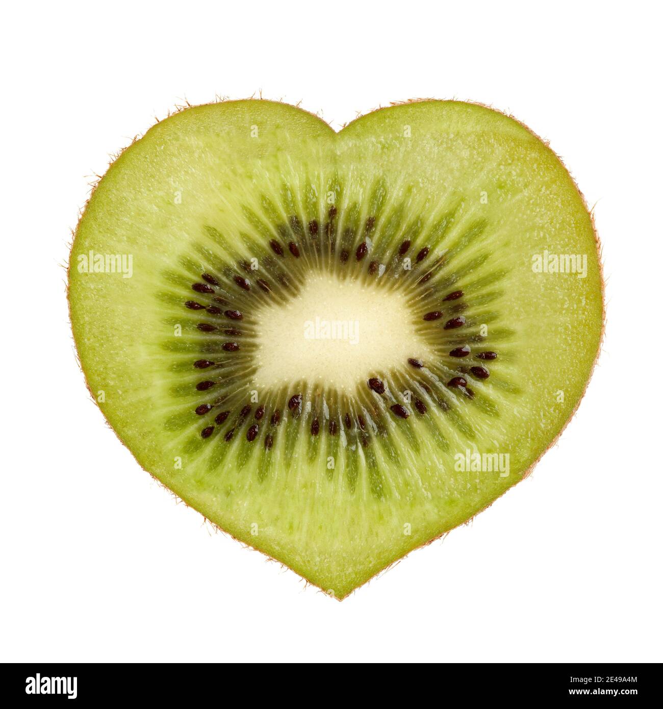 Fetta di frutta verde kiwi a forma di cuore isolata su bianco sfondo Foto Stock