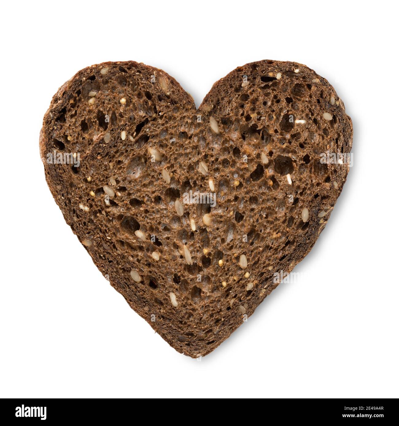 Fetta di pane marrone a forma di cuore, sano e multigreo primo piano isolato su sfondo bianco Foto Stock