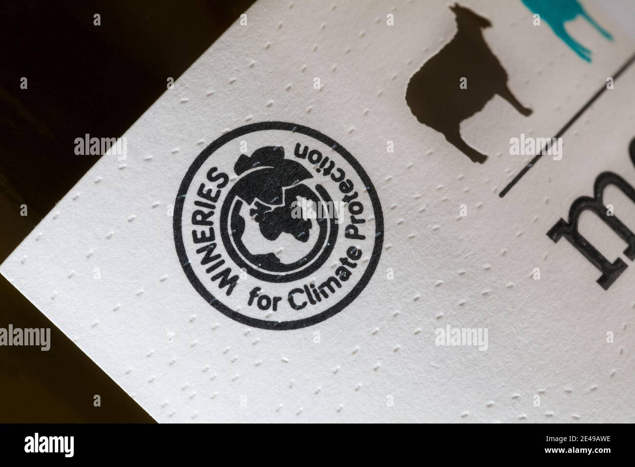 Logo del simbolo Wineries for Climate Protection sull'etichetta della bottiglia Di Merinas vino bianco biologico airen-viura coltivato in modo sostenibile in Spagna edizione eco 2019 Foto Stock
