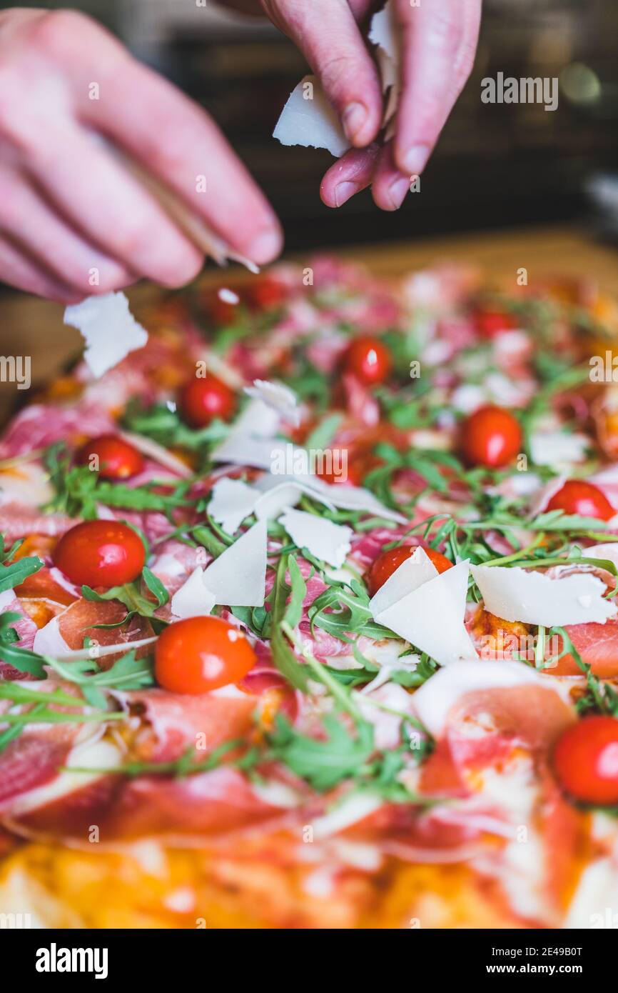 Pizza fast food italiana con pomodoro di ciliegia Foto Stock