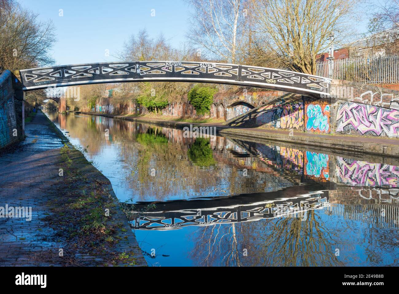 Ponte sul canale di Birmingham Old Line che attraversa Ladywood vicino al centro di Birmingham in una giornata invernale soleggiata Foto Stock