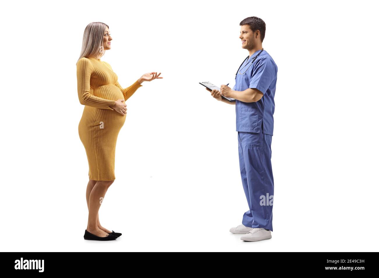 Donna incinta che parla con un medico con una clipboard isolata su sfondo bianco Foto Stock