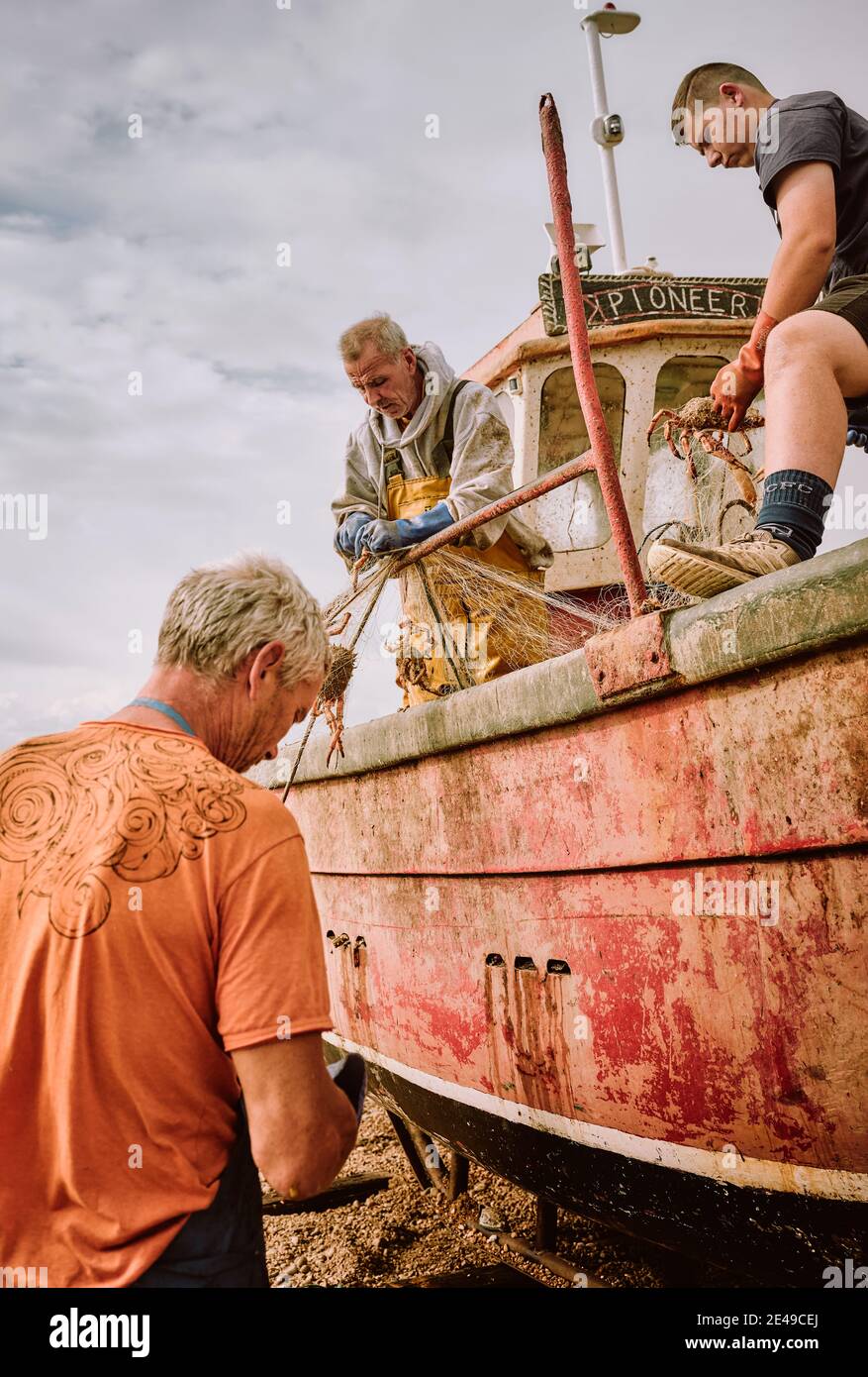 I pescatori che sbarcano le loro catture di granchi di Spider sullo Stade nella città vecchia di Hastings, nell'Inghilterra orientale del Sussex - pescatore di granchio - pesca di bastioni Regno Unito 2020 Foto Stock