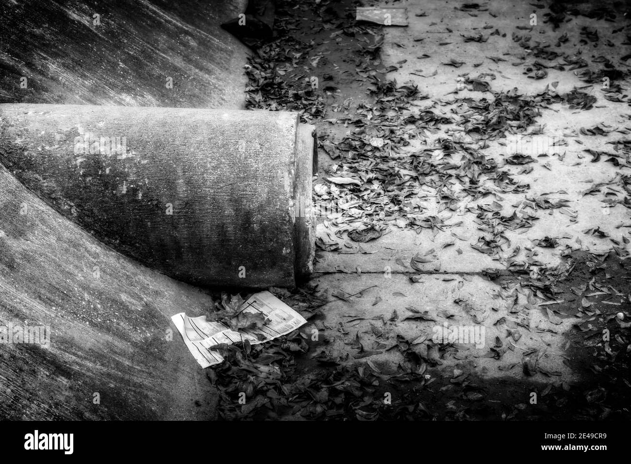 Sistema di tubi fognari in calcestruzzo con detriti e foglie Foto Stock