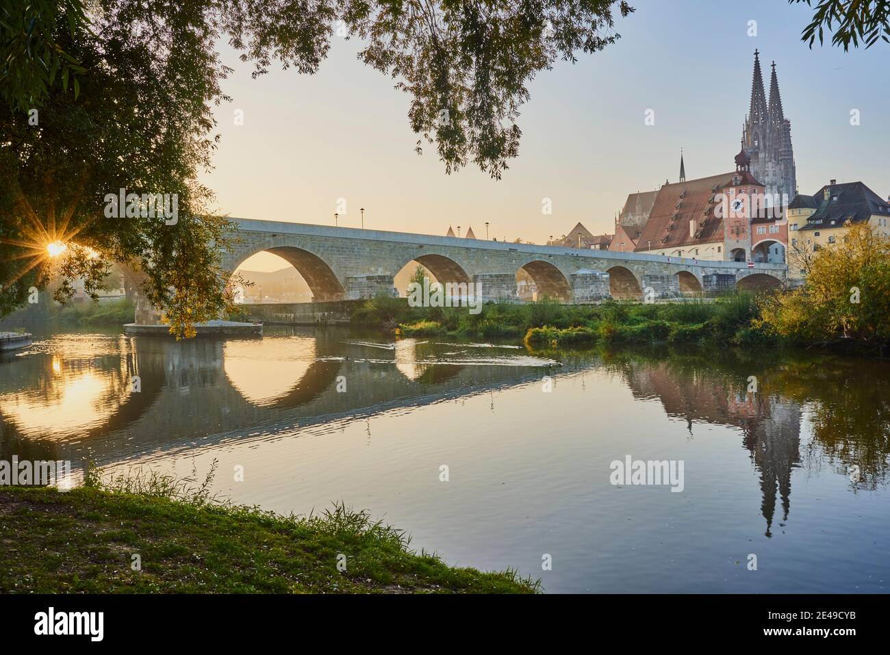 Ponte di pietra sul Danubio e la città vecchia con la cattedrale da Jahninsel, Ratisbona, Palatinato superiore, Baviera, Germania Foto Stock