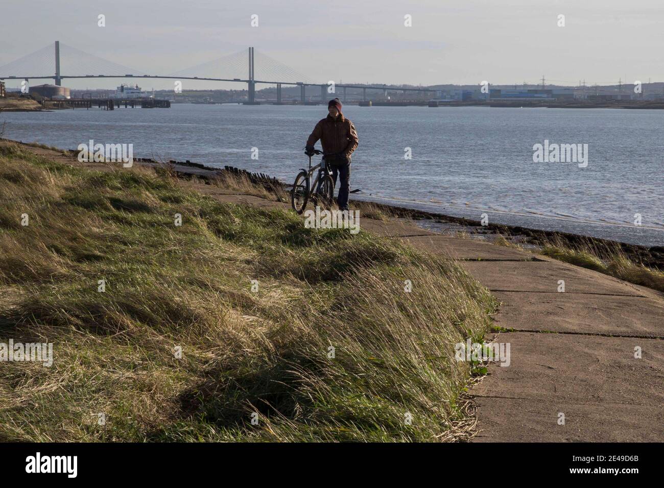 Purfleet, Essex, Regno Unito. 22 Feb 2021. Membro del pubblico gode di camminare attraverso RSPB Rainham Marshes in Purfleet, Essex, mentre la chiusura nazionale continua. Credit: Marcin Nowak/Alamy Live News Foto Stock