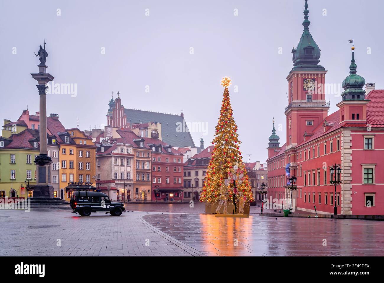 Polonia, Varsavia: Il veicolo polacca MP passa attraverso la vuota Piazza del Castello nella capitale della Polonia. Foto Stock