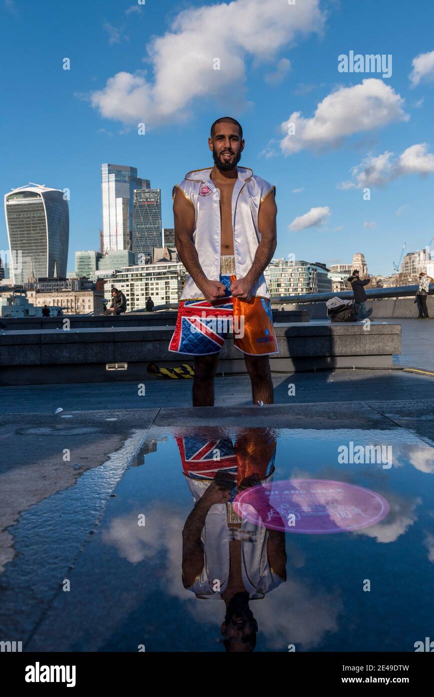Londra, Regno Unito. 22 gennaio 2021. Un pugile di nome B di Ilford, un ex combattente di arti marziali miste (MMA), pratica alcune mosse al sole vicino alla città di Londra. Credit: Stephen Chung / Alamy Live News Foto Stock