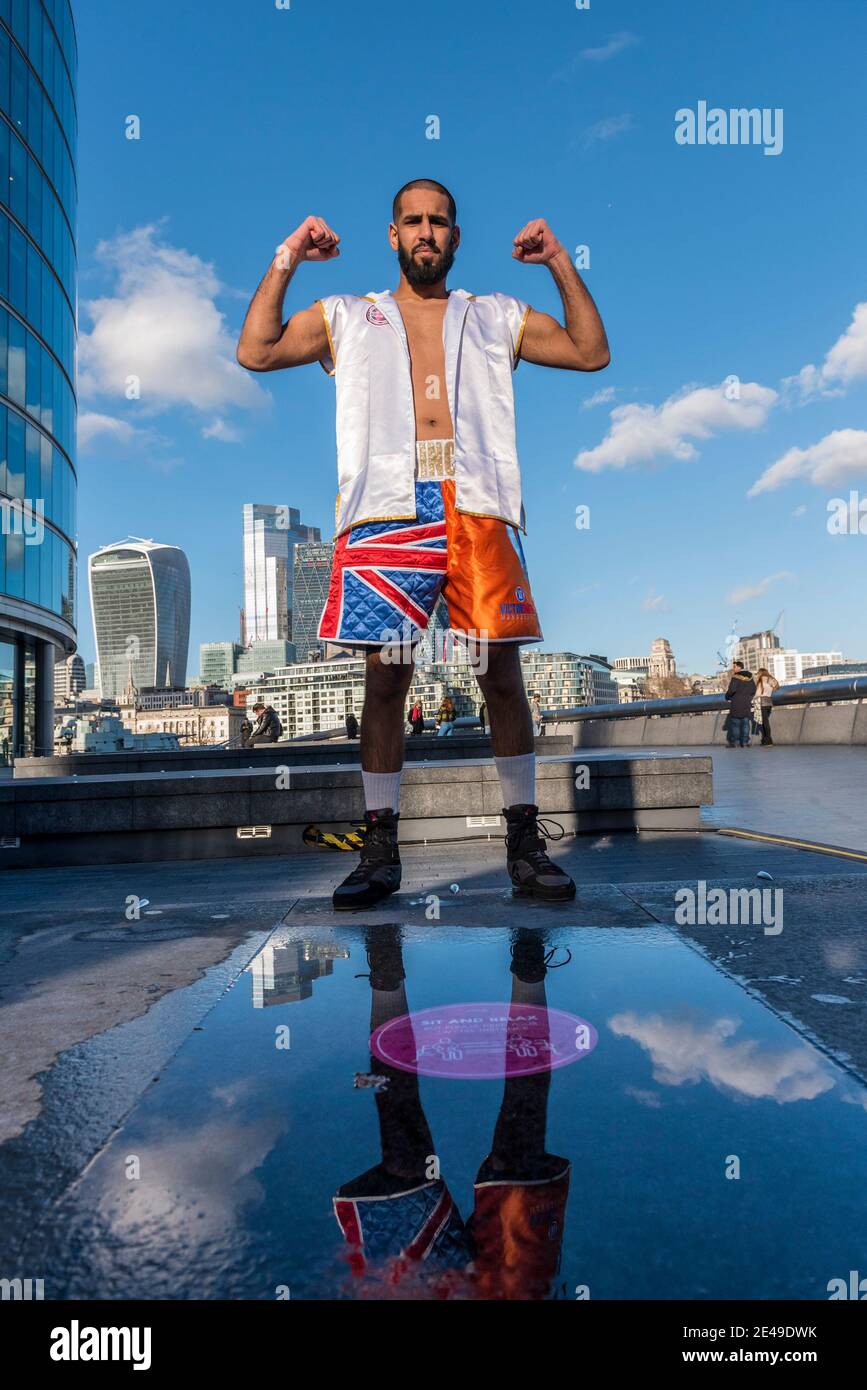 Londra, Regno Unito. 22 gennaio 2021. Un pugile di nome B di Ilford, un ex combattente di arti marziali miste (MMA), pratica alcune mosse al sole vicino alla città di Londra. Credit: Stephen Chung / Alamy Live News Foto Stock