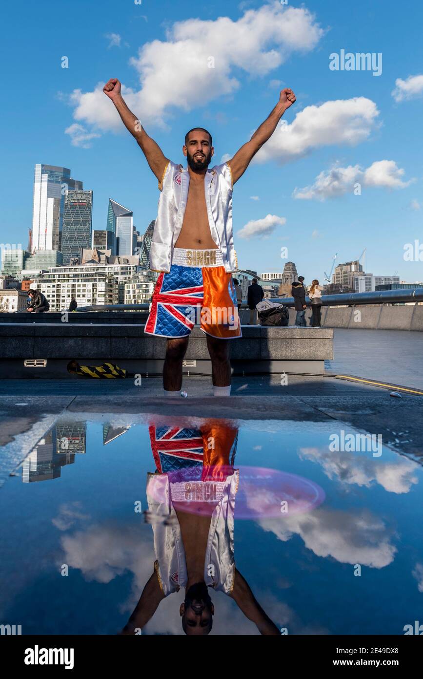 Londra, Regno Unito. 22 gennaio 2021. Un pugile di nome B di Ilford, un ex combattente di arti marziali miste (MMA), pratica alcune mosse al sole vicino alla città di Londra. Credit: Stephen Chung / Alamy Live News Foto Stock