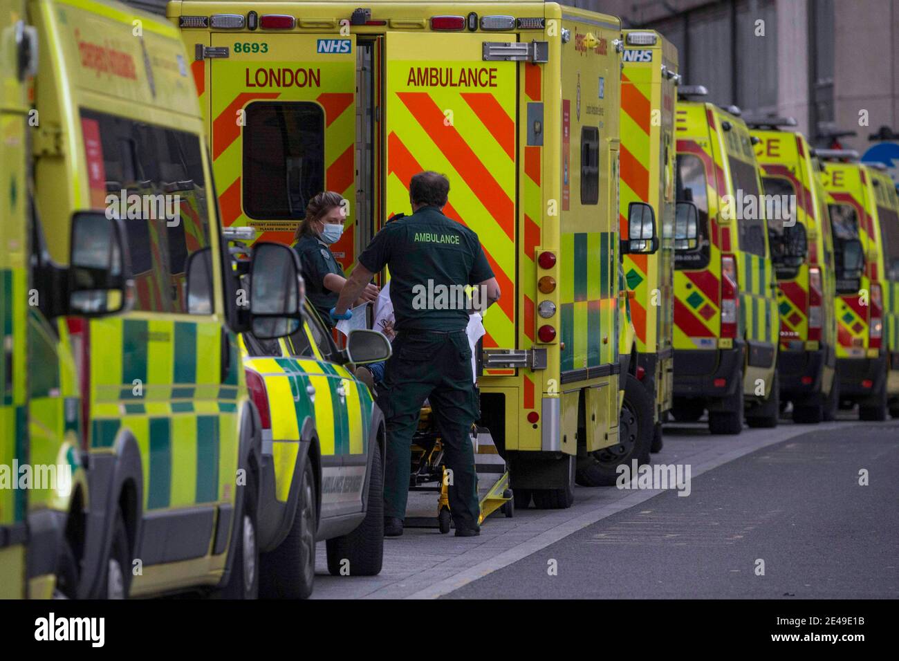 Londra, Regno Unito. 22 gennaio 2021. Un paziente arriva al Royal London Hospital nella zona est di Londra mentre continua il terzo blocco nazionale e gli ospedali stanno lottando per far fronte al numero di ricoveri. Credit: Marcin Nowak/Alamy Live News Foto Stock