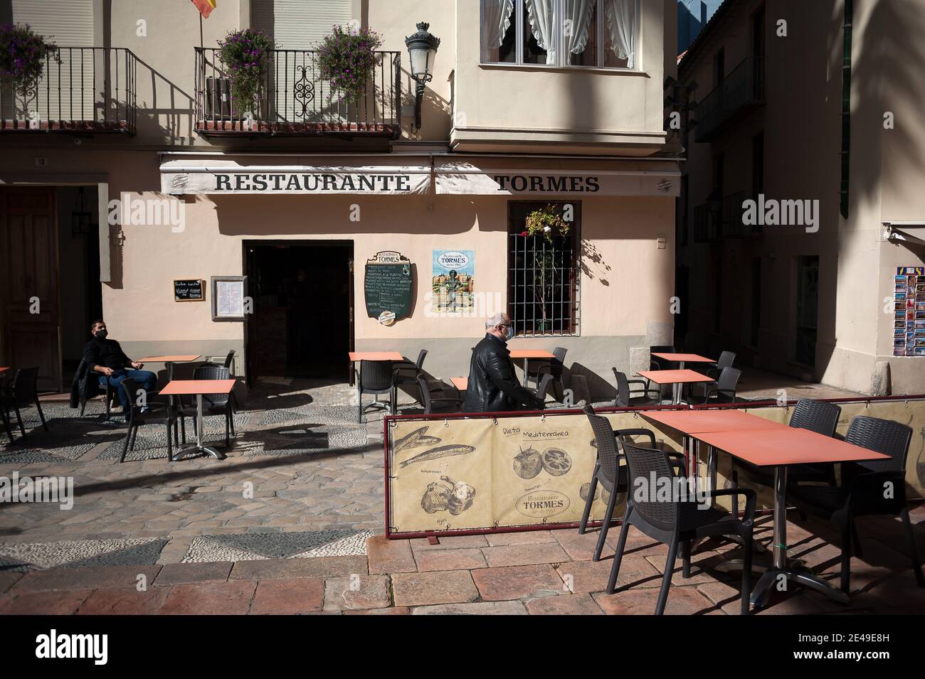 Malaga, Spagna. 22 gennaio 2021. Un costumer visto seduto in una terrazza vuota al di fuori del ristorante Tormes nel centro della città in mezzo pandemic del coronavirus.The regione di Andausia soffre un aumento giornaliero incontrollato di casi di coronavirus, nonostante le restrizioni dure imposte nella vita quotidiana. Durante le ultime settimane, l'Andalusia ha riportato migliaia di infezioni ogni giorno nella regione, mentre la pressione ospedaliera continua ad aumentare. Credit: SOPA Images Limited/Alamy Live News Foto Stock