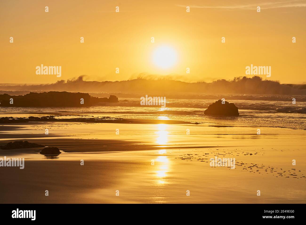 Spiaggia con rocce a bassa marea, tramonto, da Playa del Castillo, Playa del Algibe de la Cueva, Fuerteventura, Isole Canarie, Spagna Foto Stock