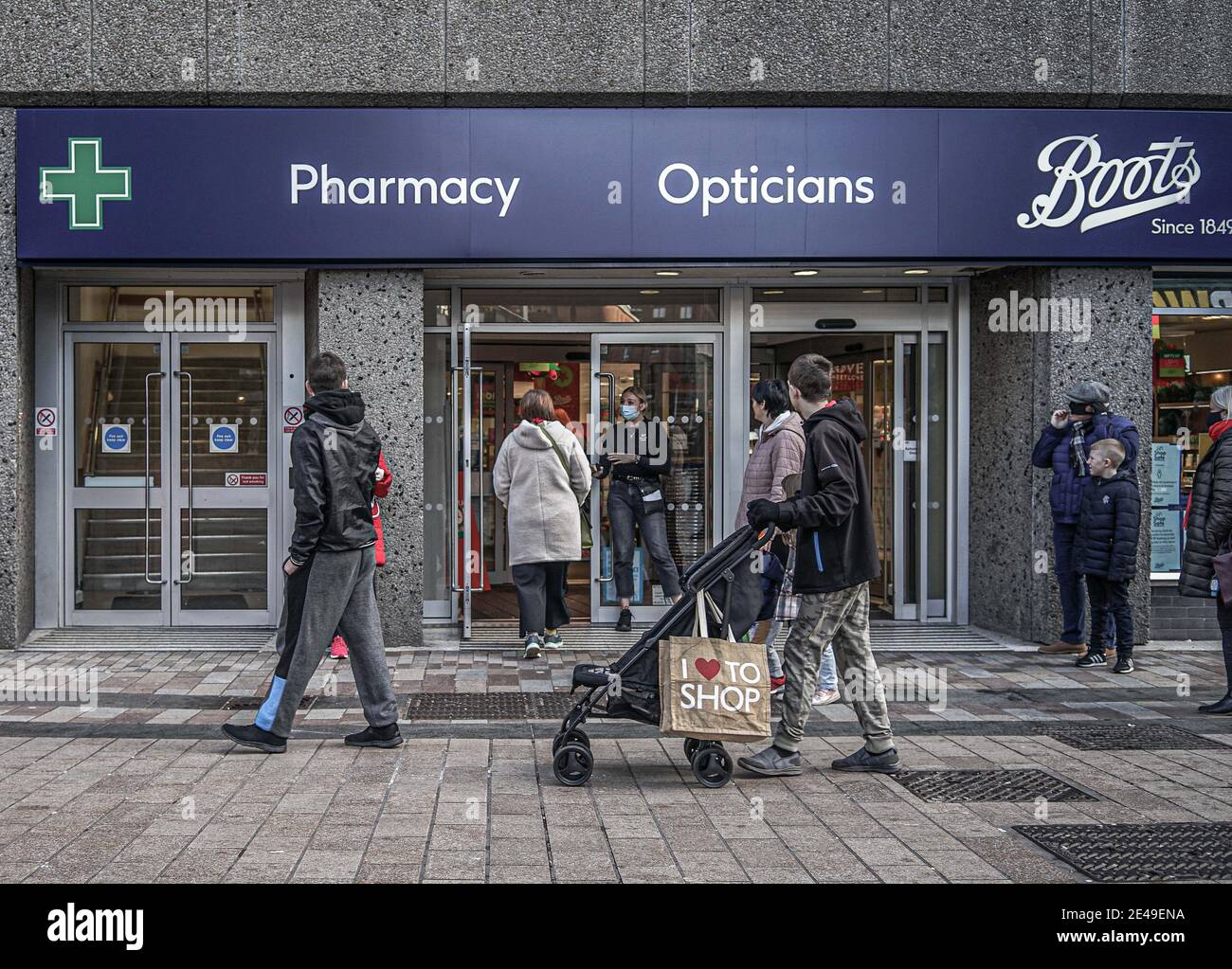 Belfast, Regno Unito. 20 dicembre 2022. I clienti entrano nella farmacia Boots. Credit: SOPA Images Limited/Alamy Live News Foto Stock