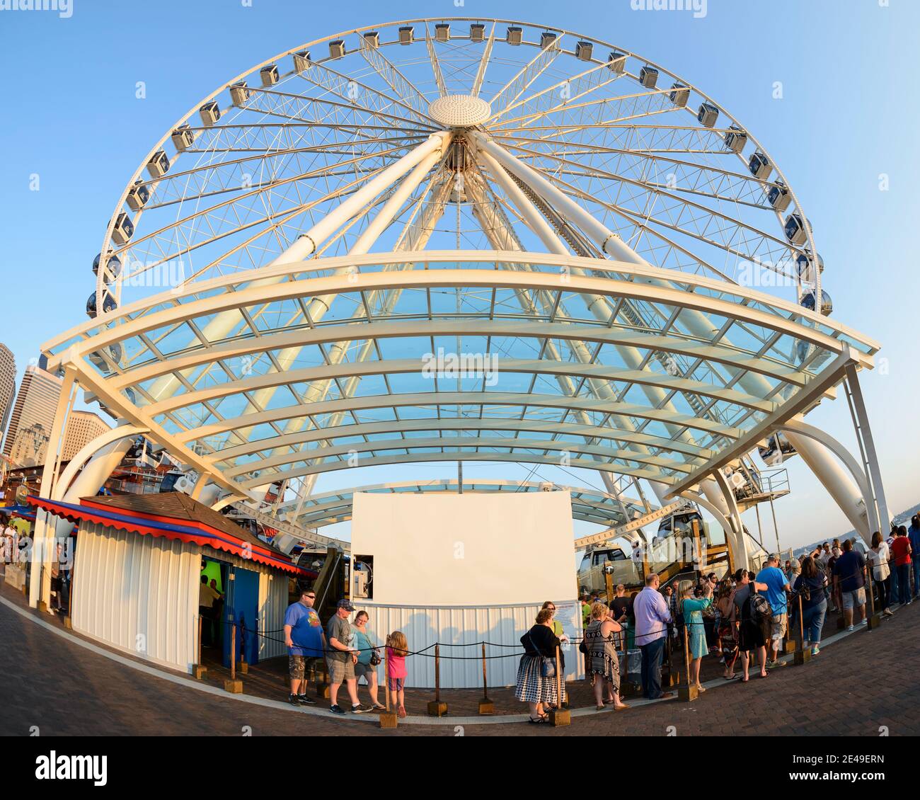 Vista di Ta fisheye della Great Wheel sul lungomare di Seattle Foto Stock