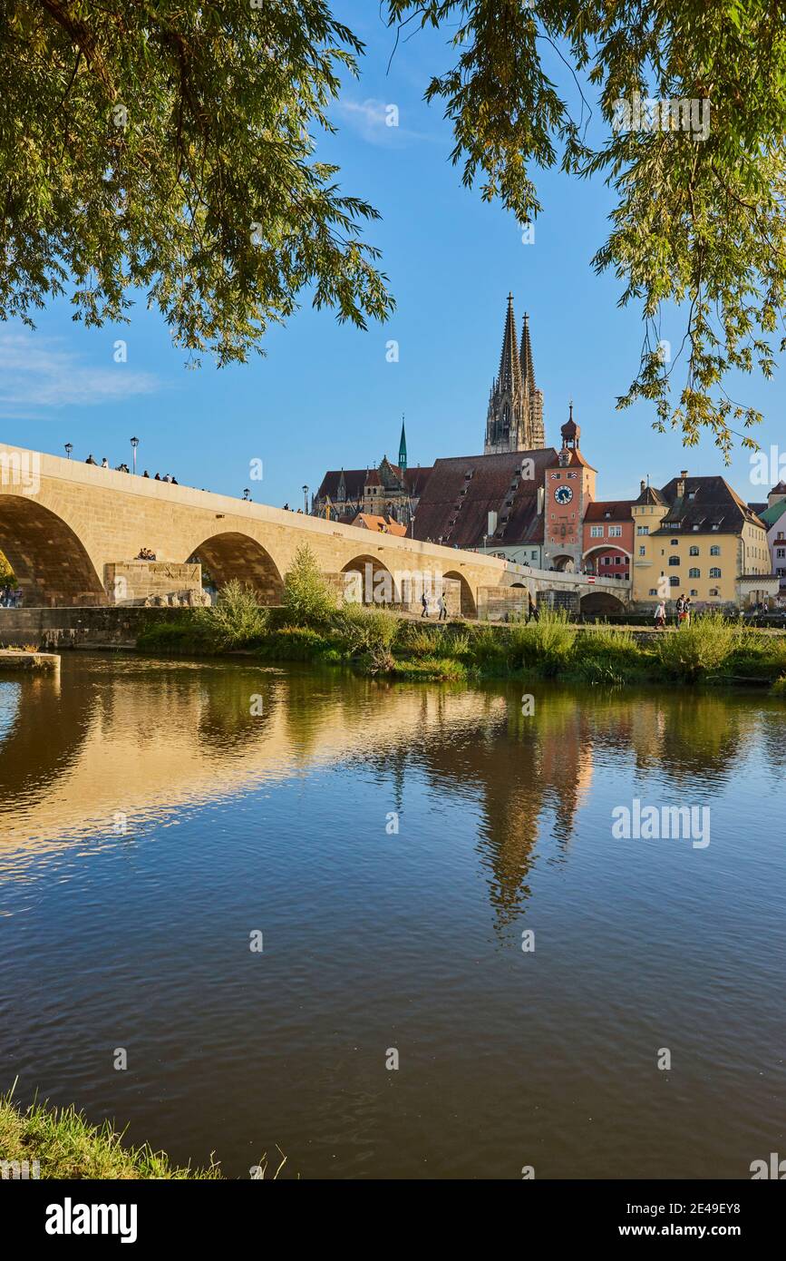 Ponte di pietra sul Danubio e la città vecchia con la cattedrale di Regensburg, Alto Palatinato, Baviera, Germania Foto Stock