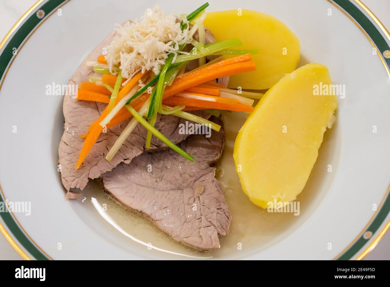 Carne di maiale stufato con Julienne vegetale di carote, porri, rafano e patate chiamato Steirisches Wurzelfleisch in Austria Foto Stock