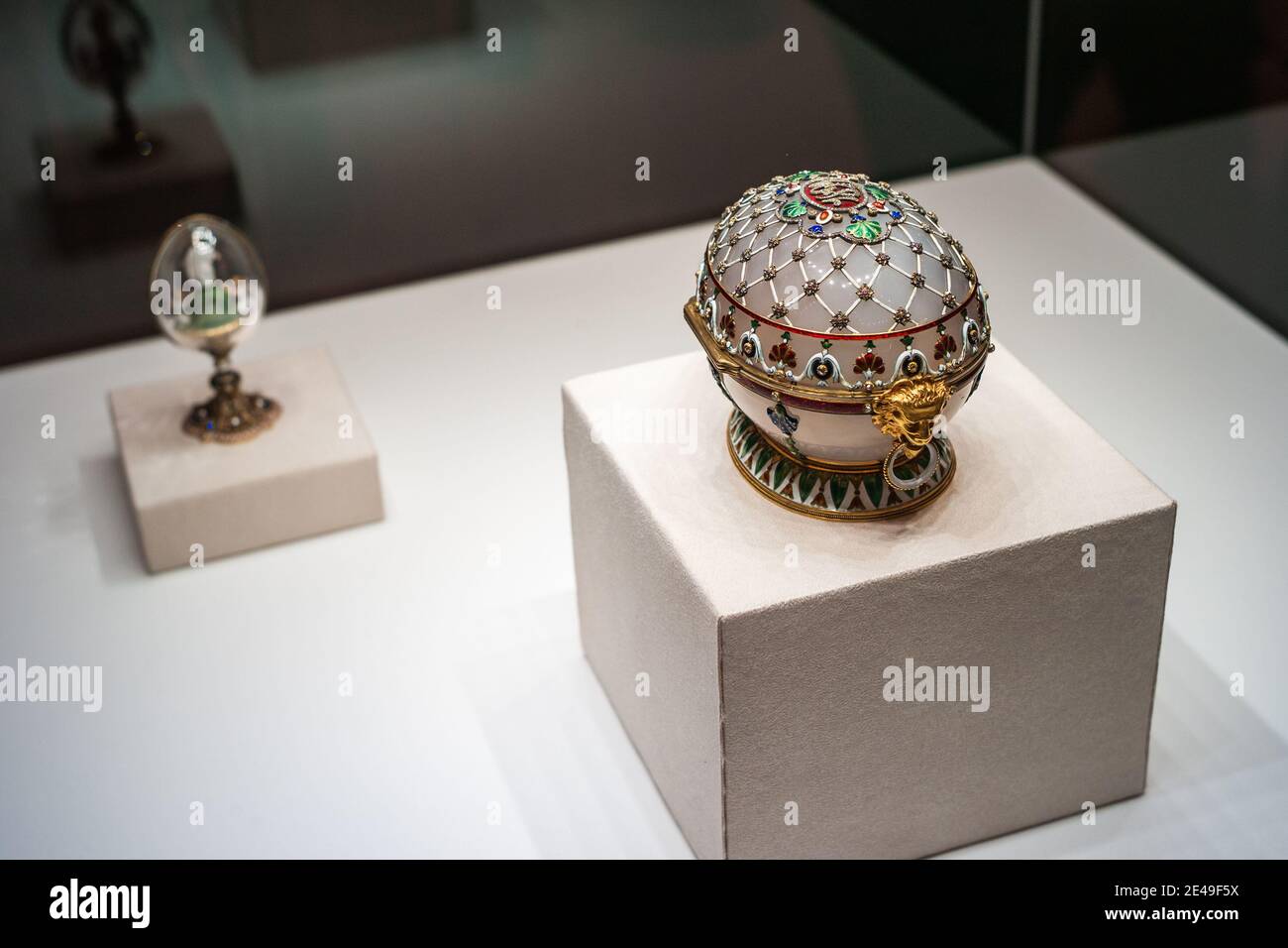 San Pietroburgo, Russia - ca. Dicembre 2017: White Agate Faberge Easter Egg chiamato Renaissance Egg al Museo Faberge nel Palazzo Shuvalov. Foto Stock