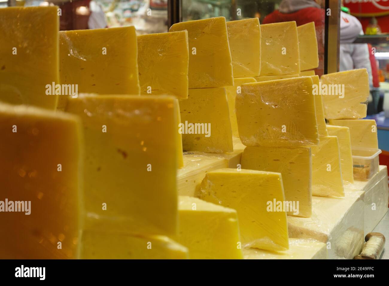 Vari formaggi giacenti sul banco del mercato. Foto di alta qualità Foto Stock