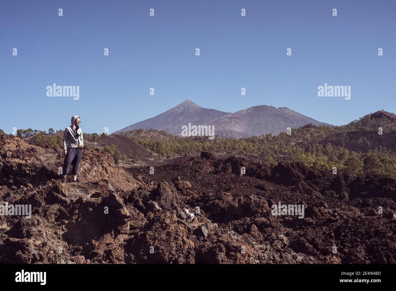 escursionista con zoccoli sulla scogliera rocciosa del vulcano che si affaccia in montagna Foto Stock