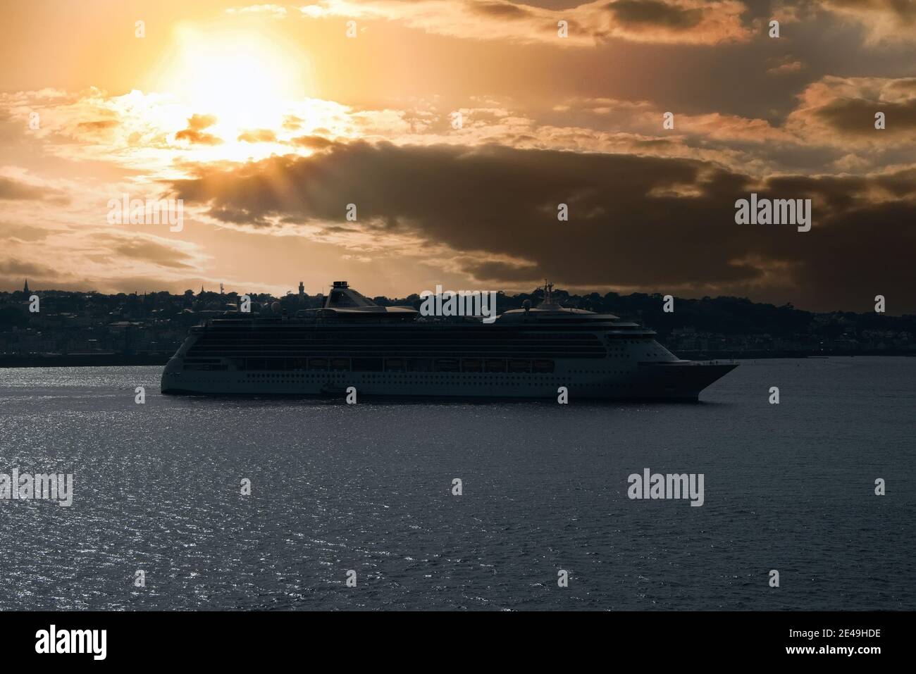 Nave da crociera ancorata al porto durante le ore serali. Foto Stock