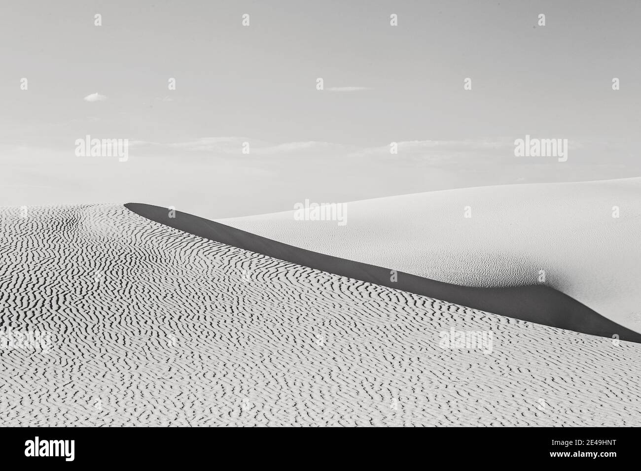 Onda di sabbia in luce e ombra in bianco e nero, White Sands NP. Foto Stock