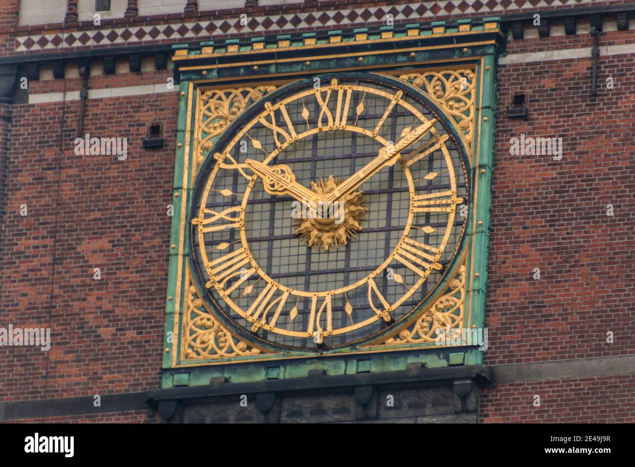 Copenhagen, Danimarca - 12 Dic 2020: Primo piano della torre dell'orologio  del Municipio. L'orologio mondiale di Jen Olsen calcola tempi e date  globali e pos planetarie Foto stock - Alamy