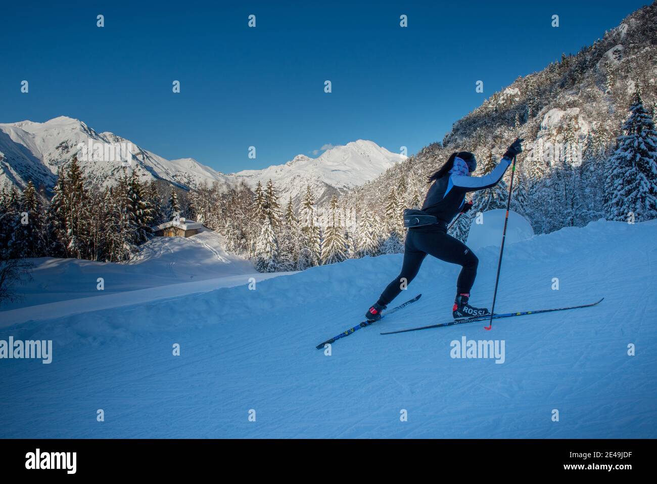 Serina Bergamo Italia 8 gennaio 2021: Ragazza che pratica lo sci di fondo sulla pista Conca dell'Alben Foto Stock