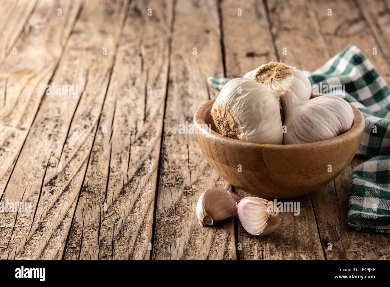 Spicchi d'aglio in una ciotola Foto Stock