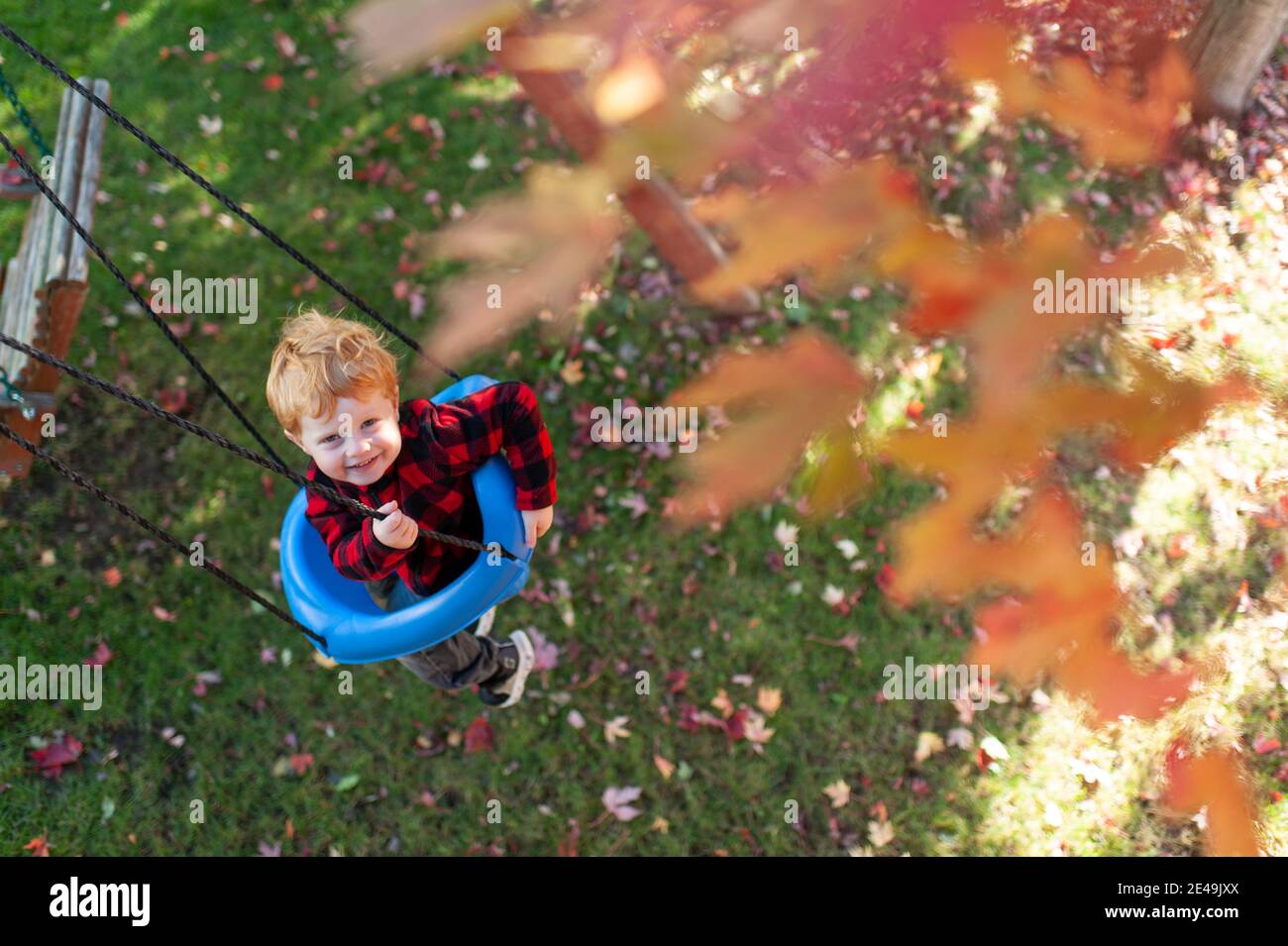 Vista sopra la testa del bimbo che oscilla da 3-4 anni il giorno dell'autunno Foto Stock
