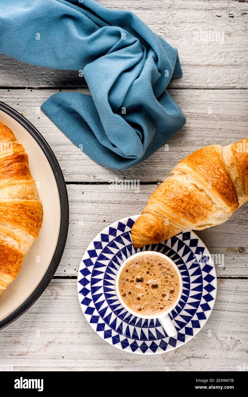 Caffè e Croissant Foto Stock