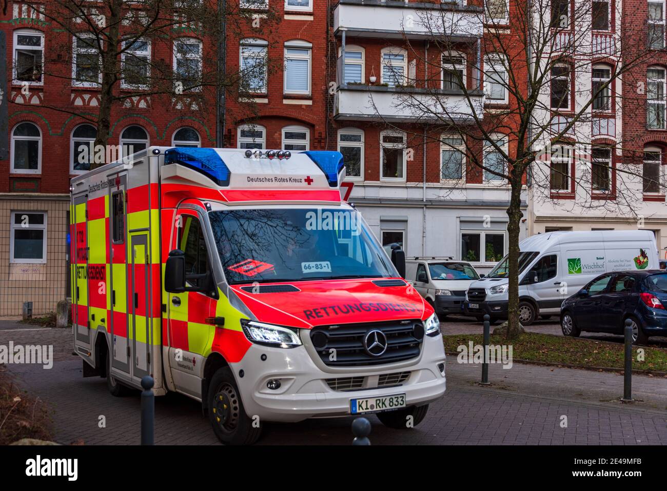 Ein Notarztwagen der Deutschen Roten Kreuz im Einsatz in der Kieler Innenstadt Foto Stock