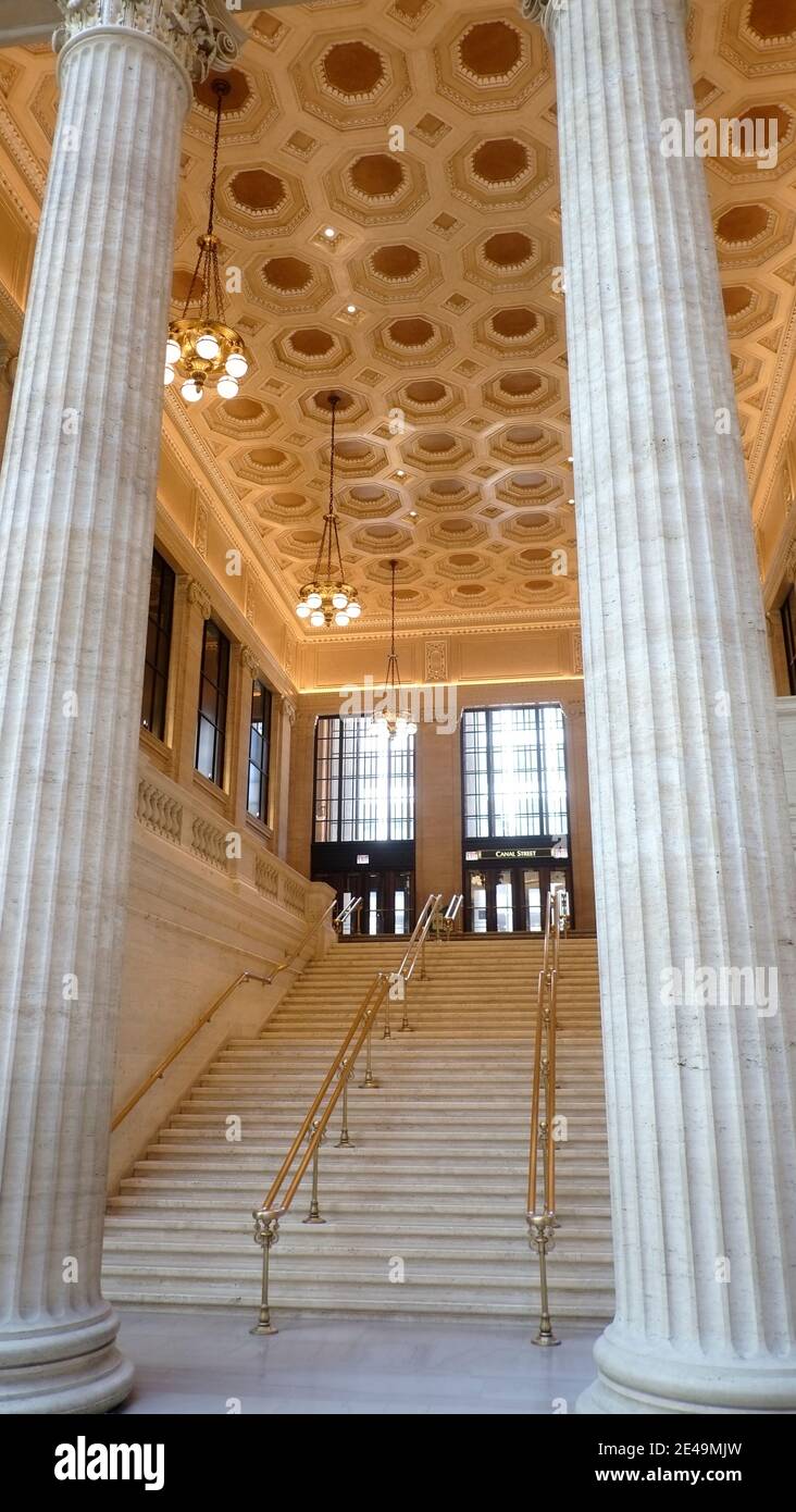 Union Station, Chicago, Ill, è un terminal ferroviario interurbano collegato a tutte le principali città degli Stati Uniti, come New York, Laos Angeles, New Orleans, ecc. costruito con pietra calcarea dell'Indiana dall'architetto Daniel Burnham in stile neoclassico. Foto Stock