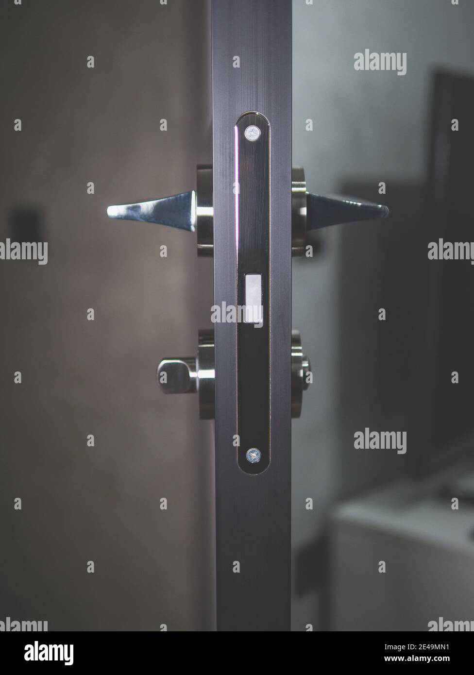 Porte interne con serratura, maniglie cromate per porte di ambienti. Porte  di design Foto stock - Alamy