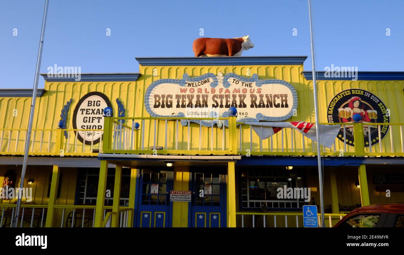 Amarillo, Texas. Big Texan Steak House, famosa per la sua bistecca da 72 once, se mangiata in un'ora, con cocktail a strisce, patate al forno e insalata Foto Stock