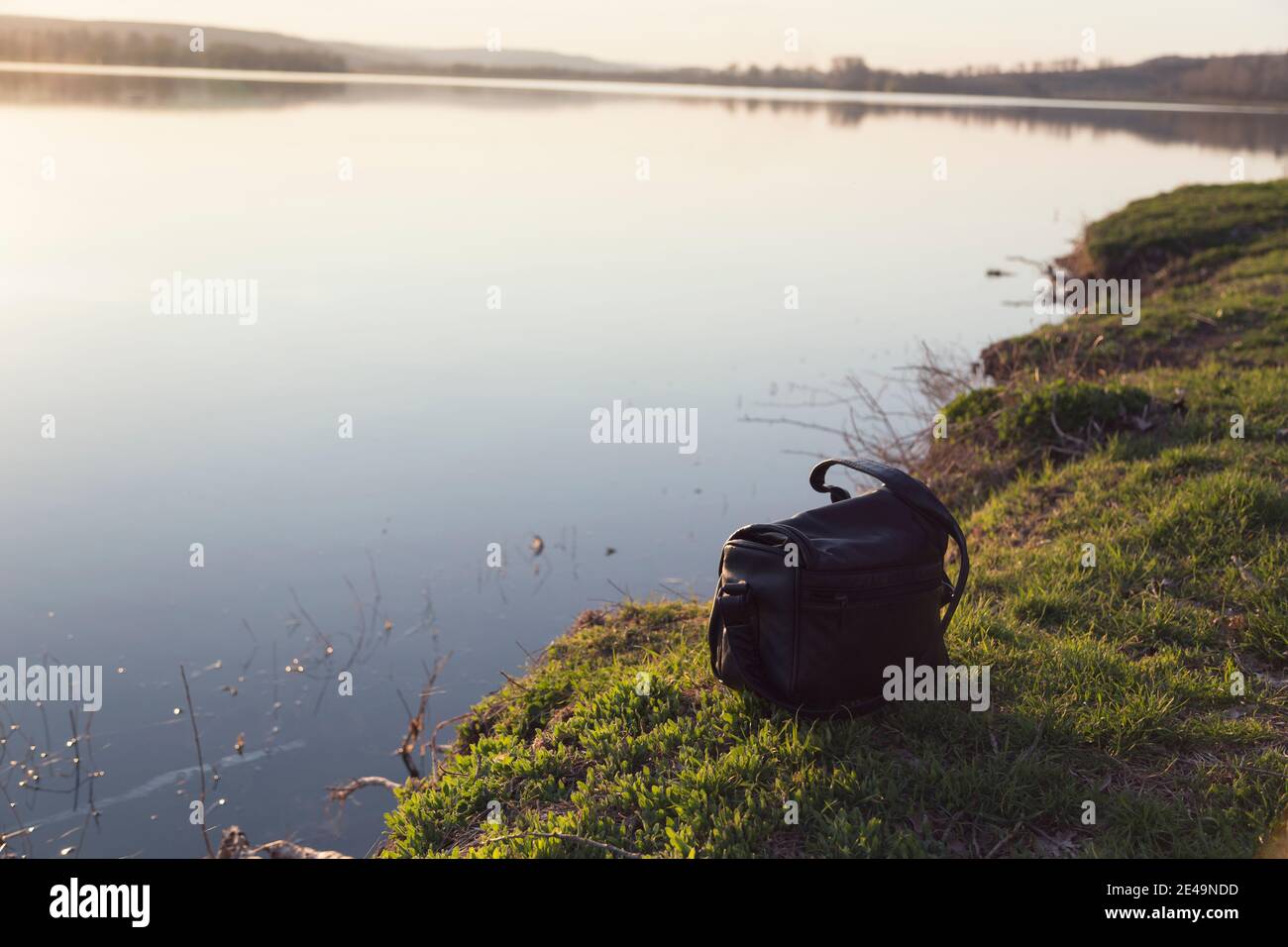 Bak nero del fotografo su una riva del lago. Uno dei molti bei posti in Moldavia. Foto Stock