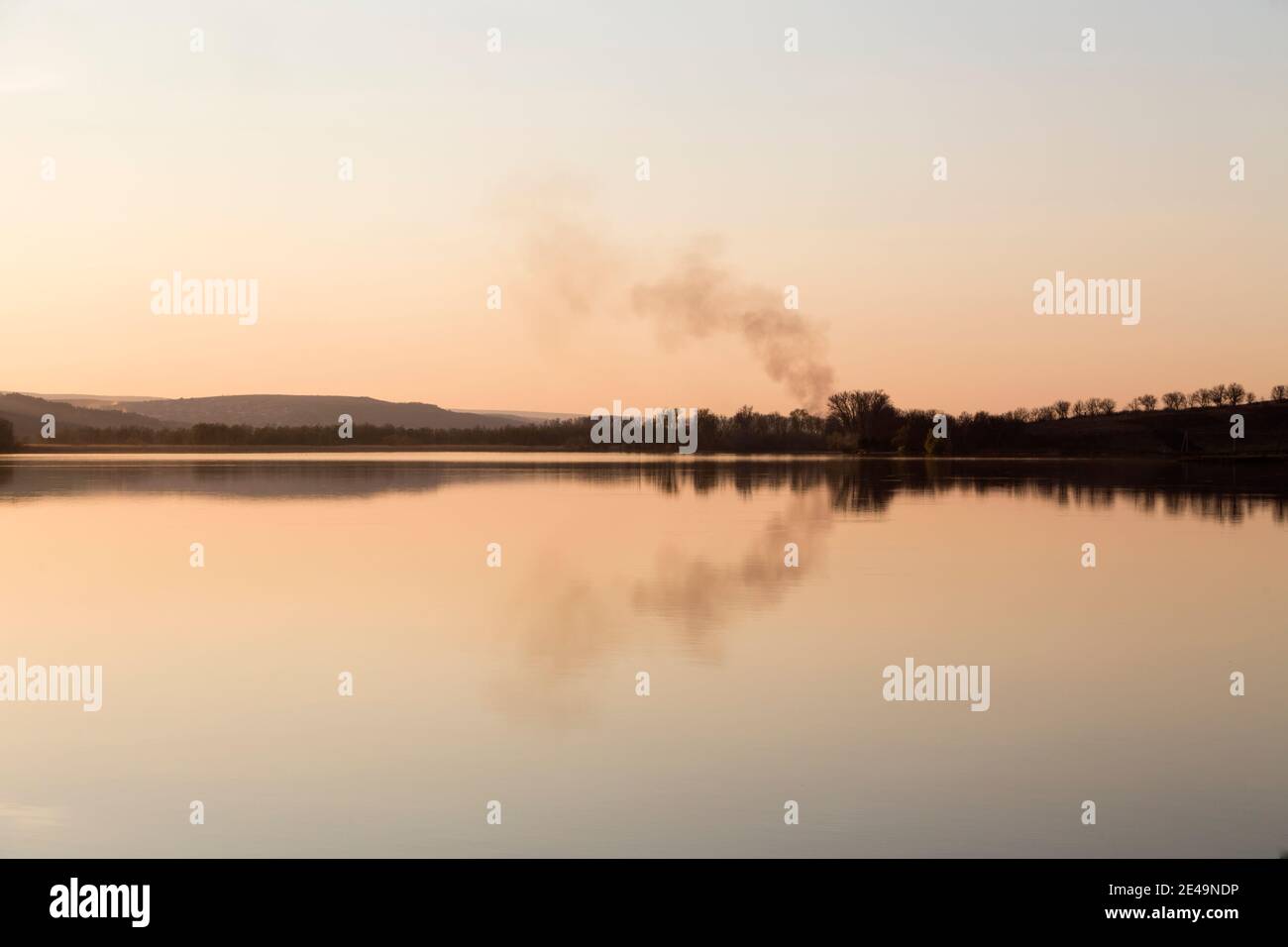 Paesaggio con un fumo sullo sfondo. Uno dei molti bei posti in Moldavia. Foto Stock
