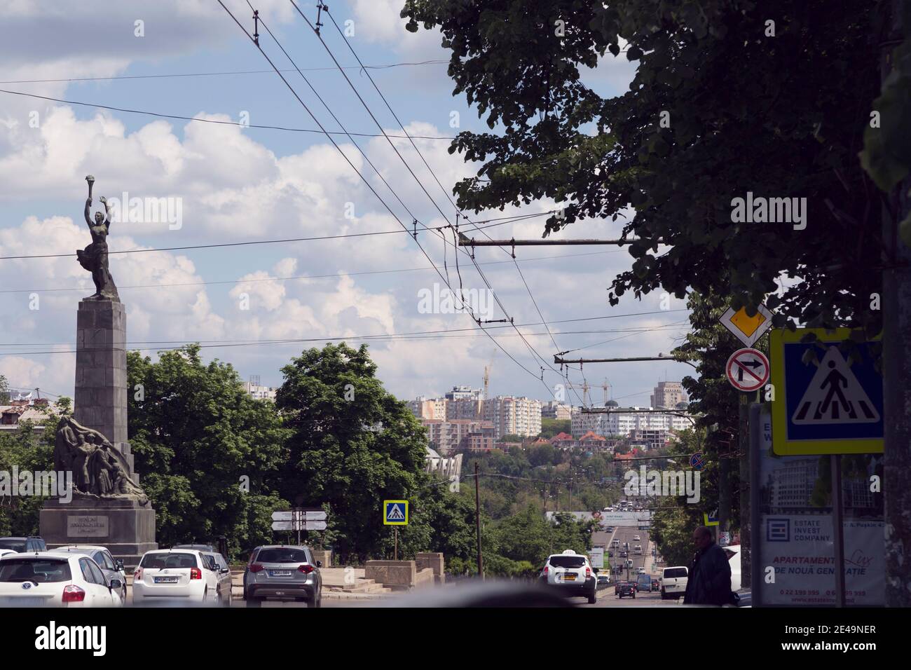 Bellissimo paesaggio di una città con un cielo nuvoloso. Gregore Vieru Avenue e il monumento ai membri Komsomol a Chisinau, Repubblica di Moldavia. 13 maggio Foto Stock