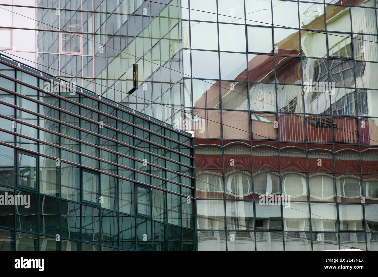 Esterno d'arte del moderno centro affari in vetro. L'edificio ha un riflesso dell'edificio. Foto Stock
