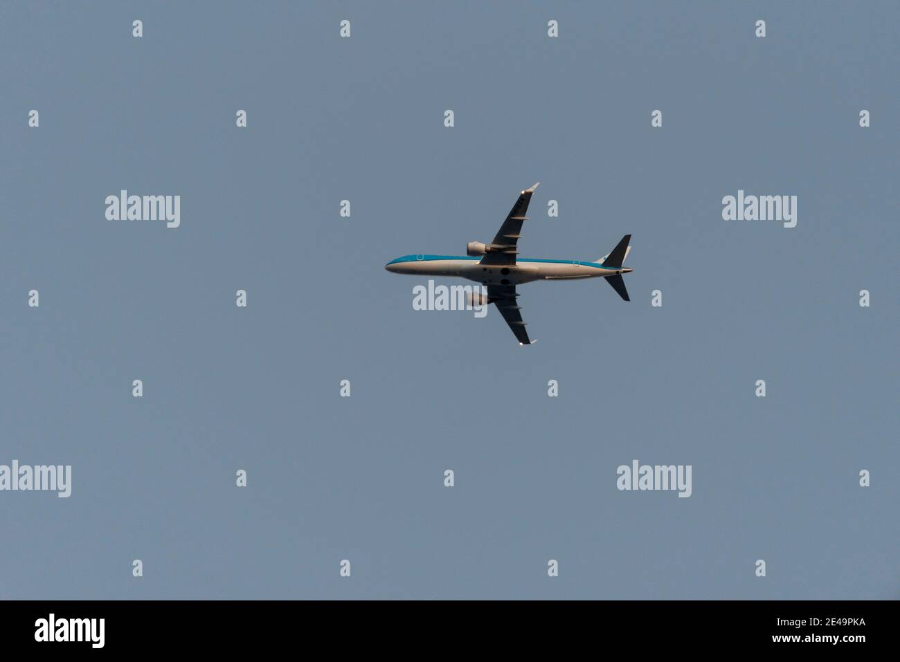 Aereo di linea a getto KLM Cityhopper Embraer E190 in direzione dell'altezza Dall'aeroporto di Londra City da Amsterdam Foto Stock