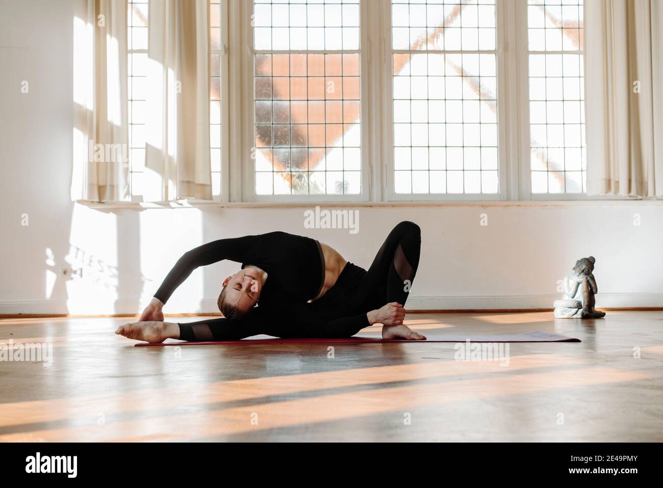 Yoga, posa testa ginocchio, ruotato, Parivrtta Janu Sirsasana Foto Stock