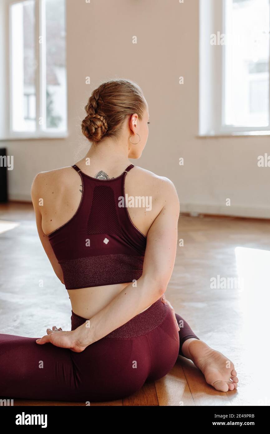 Sport, yoga, rotazione, esercizi di stretching Foto Stock